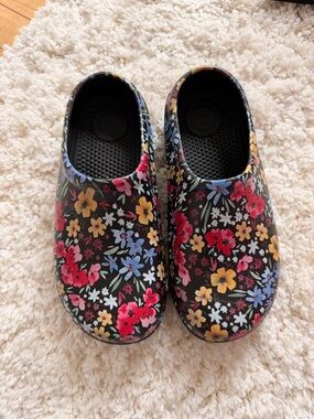 Totes Everywear Floral Clogs Women Size 7